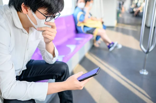 Aziatische Man Draagt Chirurgische Gezichtsmasker Met Behulp Van Smartphone Skytrain — Stockfoto