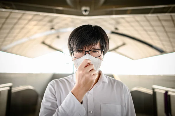 Hombre Asiático Con Máscara Facial Estación Skytrain Plataforma Tren Urbano — Foto de Stock