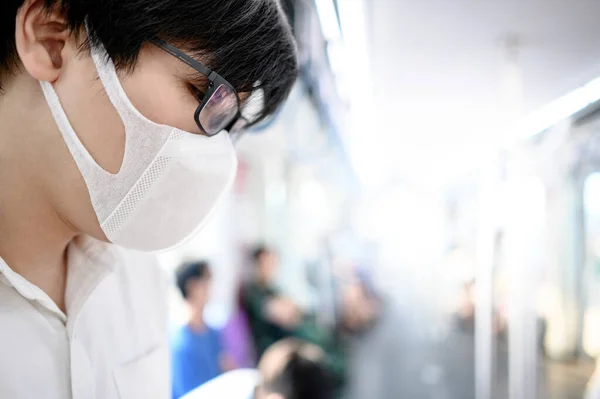 Homem Asiático Vestindo Máscara Cirúrgica Skytrain Trem Urbano Wuhan Coronavirus — Fotografia de Stock
