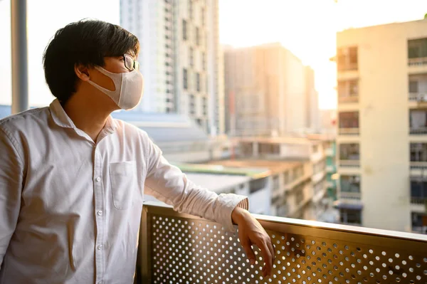 亚洲人戴着外科口罩 武汉市发生了Covid 19禽流感疫情 Pm2 5空气污染防护的健康意识 大流行病期间的城市生活方式 — 图库照片