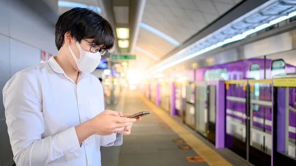 Pria Asia Memakai Masker Operasi Wajah Menggunakan Smartphone Stasiun Skytrain — Stok Foto