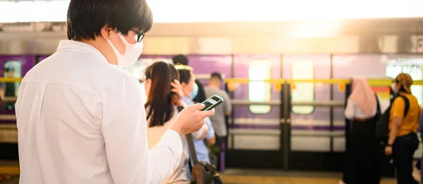 Asiatisk Mann Med Ansiktsmaske Ved Hjelp Smarttelefon Perrongen Forebygging Wuhan – stockfoto