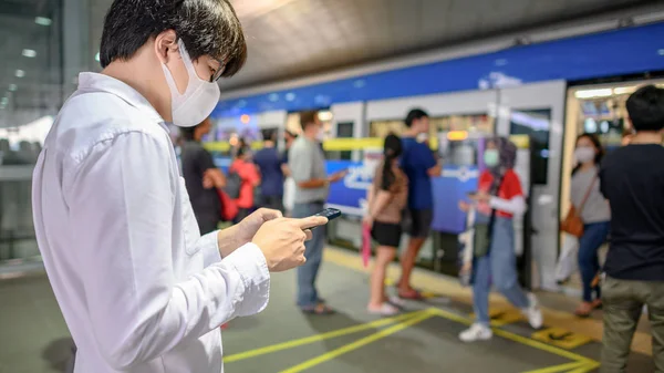 Asiatisk Mann Med Ansiktsmaske Ved Hjelp Smarttelefon Perrongen Forebygging Wuhan – stockfoto