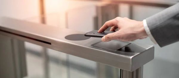 Geschäftsmann Hand Hand Mit Business Kleidung Smartphone Automatische Torautomaten Bürogebäuden — Stockfoto