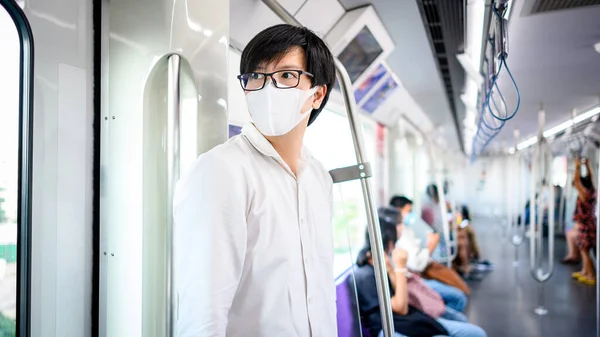 Hombre Asiático Con Mascarilla Quirúrgica Tren Aéreo Urbano Prevención Brotes — Foto de Stock