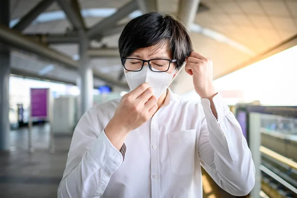 Uomo Asiatico Che Indossa Maschera Viso Alla Stazione Skytrain Piattaforma — Foto Stock