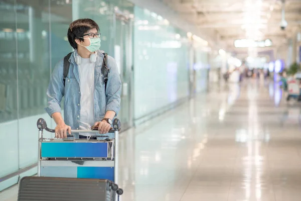 Havaalanı Terminalinde Havaalanı Tramvayı Bavuluyla Yürüyen Asyalı Adam Yüz Maskesi — Stok fotoğraf