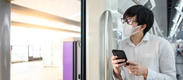 Aziatische Man Draagt Chirurgische Gezichtsmasker Met Behulp Van Smartphone Stedelijke — Stockfoto