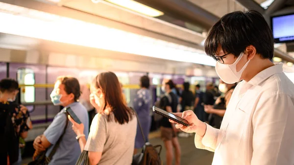 Aziatische Man Draagt Chirurgische Gezichtsmasker Met Behulp Van Smartphone Skytrain — Stockfoto