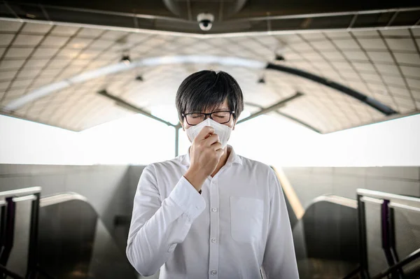 Uomo Asiatico Che Indossa Maschera Viso Alla Stazione Skytrain Piattaforma — Foto Stock