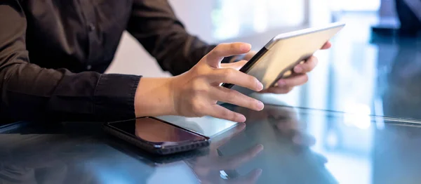 Main Homme Affaires Utilisant Une Tablette Numérique Dans Salle Réunion — Photo