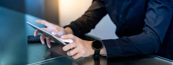 Empresário Mão Usando Tablet Digital Sala Reuniões Escritório Empreendedor Sexo — Fotografia de Stock