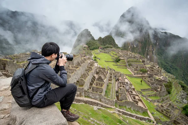 Hombre Asiático Viajero Fotógrafo Tomando Fotos Machu Picchu Una Las — Foto de Stock