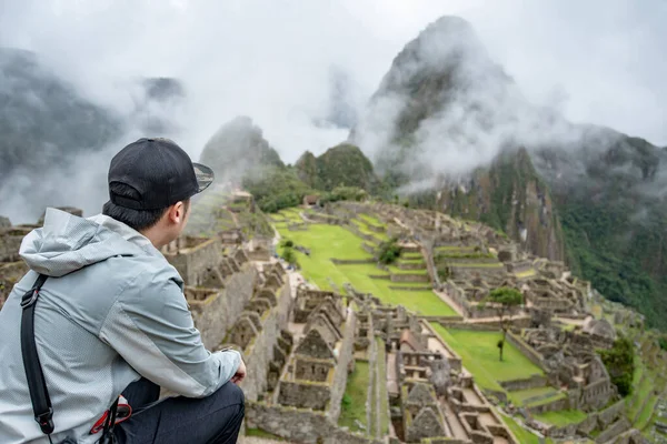 Joven Hombre Asiático Viajero Fotógrafo Mirando Machu Picchu Una Las — Foto de Stock