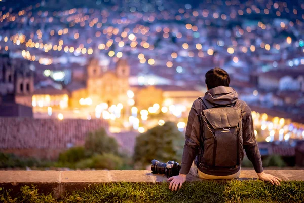 Azjata Podróżnik Fotograf Siedzi Widoku Patrząc Oświetlone Miasto Cusco Nocy — Zdjęcie stockowe