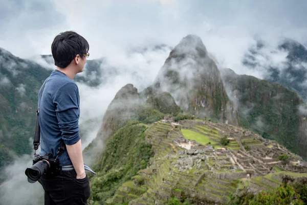 Joven Hombre Asiático Viajero Fotógrafo Mirando Machu Picchu Una Las — Foto de Stock