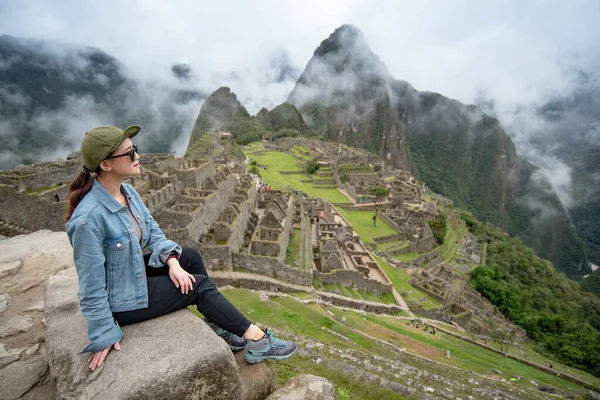 Young Asian Woman Traveler Looking Machu Picchu One Seven Wonders — Stock Photo, Image