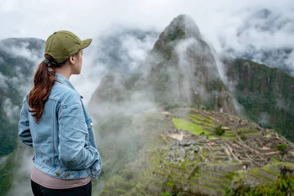 Joven Viajera Asiática Mirando Machu Picchu Una Las Siete Maravillas — Foto de Stock