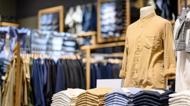 Moda pamuk adam gömlek vitrininde vitrin mankeni. Satış için giyim mağazasında yaz koleksiyonu ürünleri numuneleri. Tekstil endüstrisi ve iş konsepti