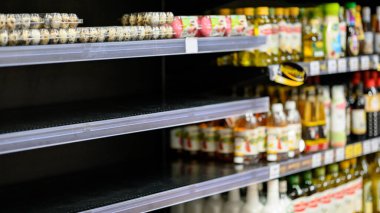 Markette ya da süpermarkette boş yumurta rafları. Coronavirüs salgını yüzünden yiyecek stokluyorlar. En kötü Covid-19 salgını için erzak hazırlayın. Tüm dünyada kriz stoklama.