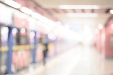 Soyut bulanık modern metro istasyonu iç arkaplanı. Bulanık şehir yeraltı ya da şehirdeki metro platformu. Demiryolu taşımacılığı kavramında arkaplan veya tasarım ögesi için kullan.