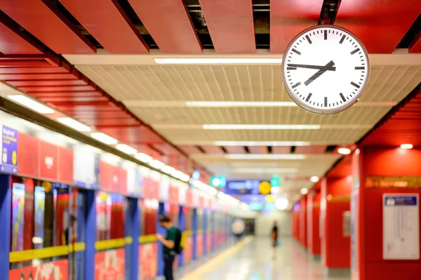 Hvit Analog Klokke Rød Banestasjon Eller Metrotogperrong Offentlig Jernbanetransportbygning Byen – stockfoto
