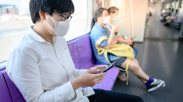 Aziatische Man Draagt Chirurgische Gezichtsmasker Met Behulp Van Smartphone Skytrain — Stockfoto