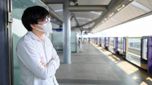 Homem Asiático Usando Máscara Facial Estação Skytrain Plataforma Trem Urbano — Fotografia de Stock
