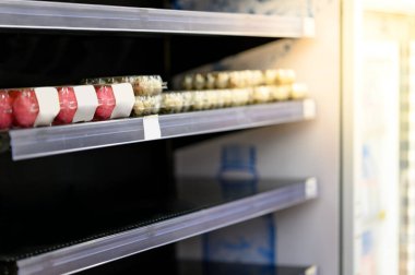 Markette ya da süpermarkette boş yumurta rafları. Coronavirüs salgını yüzünden yiyecek stokluyorlar. En kötü Covid-19 salgını için erzak hazırlayın. Tüm dünyada kriz stoklama.