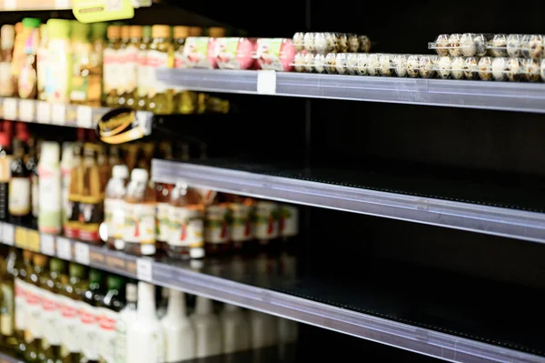 Markette ya da süpermarkette boş yumurta rafları. Coronavirüs salgını yüzünden yiyecek stokluyorlar. En kötü Covid-19 salgını için erzak hazırlayın. Tüm dünyada kriz stoklama.