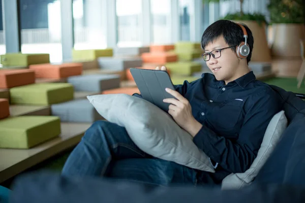 Hombre Negocios Asiático Con Auriculares Escuchando Música Trabajando Con Tableta — Foto de Stock