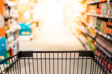 Boş siyah alışveriş arabası ya da süpermarket ya da bakkal reyonunda alışveriş arabası. Coronavirus (COVID-19) salgını sırasında evde karantina için yiyecek stoklamak