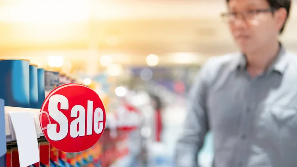 Rótulo Venda Vermelho Prateleira Produto Supermercado Com Cliente Masculino Desfocado — Fotografia de Stock