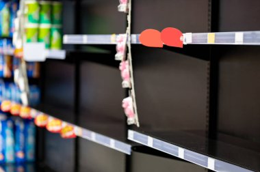 Markette ya da süpermarkette boş yumurta rafları. Coronavirüs salgını yüzünden yiyecek stokluyorlar. En kötü Covid-19 salgını için erzak hazırlayın. Tüm dünyada kriz stoklama.