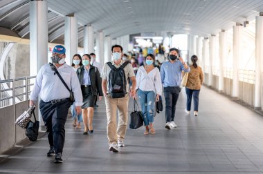 THAILAND, BANGKOK - 16 Mart 2020: Coronavirus (COVID-19) salgınını ve PM2.5 hava kirliliğini korumak için maske takan kalabalık kalabalık kalabalık yoğun saatlerde kent yolunda yürüyor.