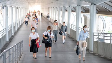 THAILAND, BANGKOK - 16 Mart 2020: Coronavirus (COVID-19) salgınını ve PM2.5 hava kirliliğini korumak için maske takan kalabalık kalabalık kalabalık yoğun saatlerde kent yolunda yürüyor.