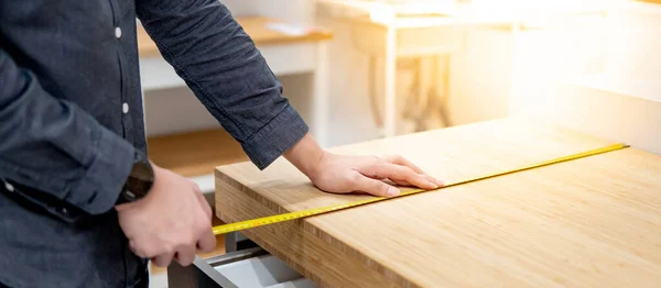 家具店のモダンなキッチンショールームで木製のカウンタートップのサイズを測定するためのテープメジャーを使用して男性の手のインテリアデザイナー 住宅改善のためのショッピング材料設計 — ストック写真