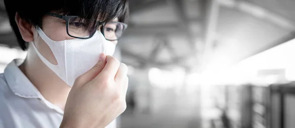 スカイトレイン駅や都市鉄道のホームでフェイスマスクを身に着けているアジア人男性 武漢コロナウイルス Covid 公共交通機関での感染予防 Pm2 5大気汚染防止のための健康意識 — ストック写真
