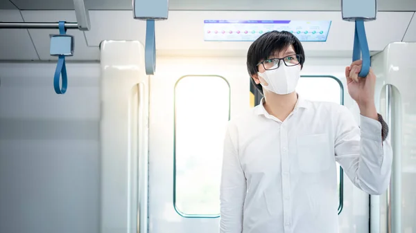 Hombre Asiático Con Mascarilla Quirúrgica Sosteniendo Pasamanos Tren Skytrain Urbano — Foto de Stock