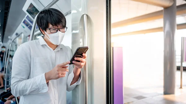 Aziatische Man Draagt Chirurgische Gezichtsmasker Met Behulp Van Smartphone Stedelijke — Stockfoto