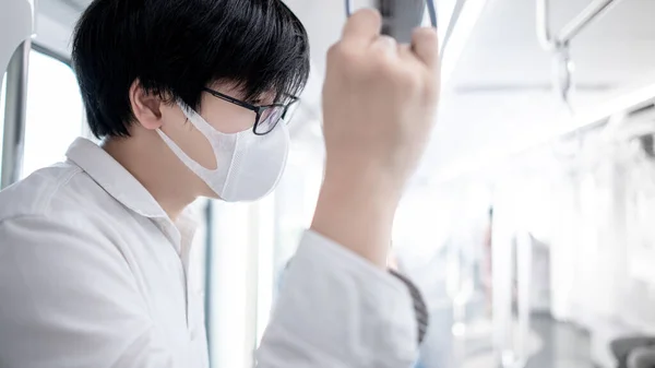 Aziatische Man Draagt Chirurgisch Gezichtsmasker Met Leuning Skytrain Stadstrein Preventie — Stockfoto