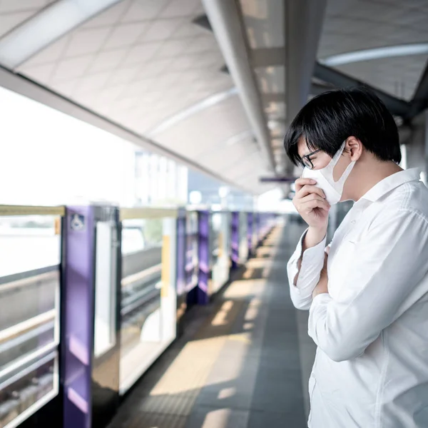 Homem Asiático Usando Máscara Facial Estação Skytrain Plataforma Trem Urbano — Fotografia de Stock