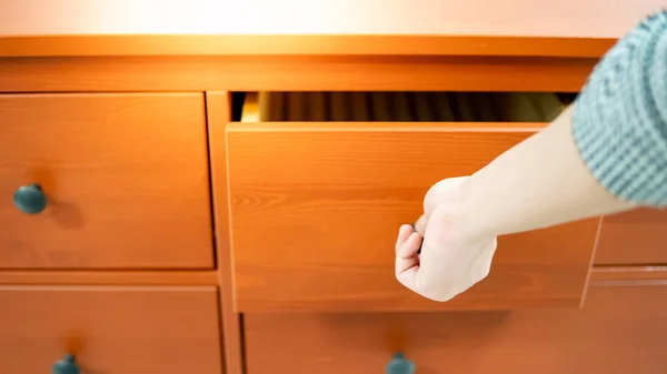 Cajón Masculino Tirando Abriendo Mano Gabinete Madera Marrón Naranja Muebles —  Fotos de Stock