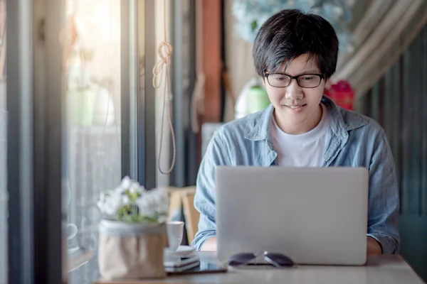 Junger Asiatischer Freiberufler Mit Laptop Café Geschäftsmann Freizeitkleidung Bei Online — Stockfoto