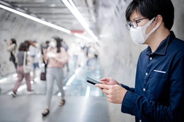 Aziatische Man Draagt Gezichtsmasker Met Behulp Van Smartphone Metro Tunnel — Stockfoto