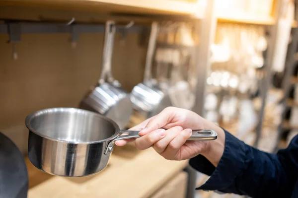 Male Hand Customer Choosing Stainless Steel Saucepan Kitchenware Store Buying — Stock Photo, Image