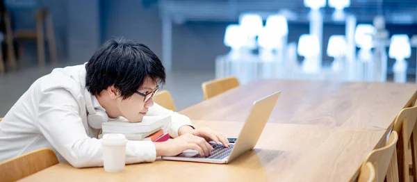 Молодой Азиат Студент Университета Очках Наушниках Использующий Ноутбук Онлайн Обучения — стоковое фото