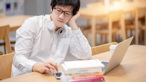 Ung Asiatisk Man Student Med Glasögon Och Hörlurar Med Hjälp — Stockfoto