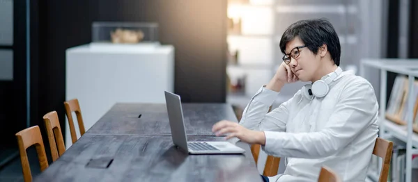 Ázsiai Férfi Vállalkozó Szemüveget Fejhallgatót Visel Laptoppal Otthoni Irodában Üzletember — Stock Fotó