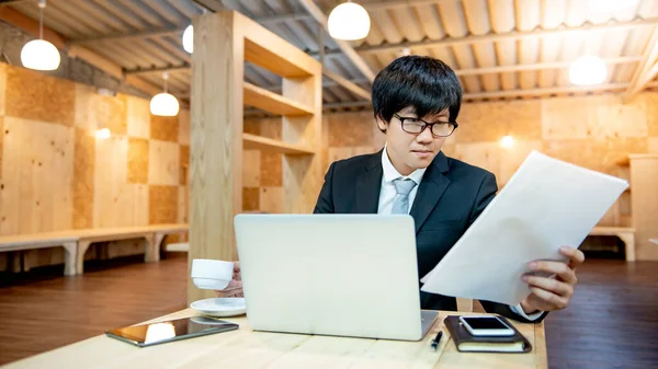 Homem Negócios Asiático Vestindo Terno Preto Trabalhando Com Computador Portátil — Fotografia de Stock